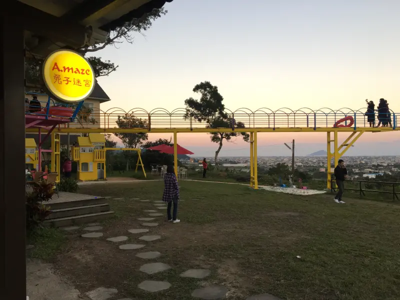 宜蘭｜員山慢旅 × A‧maze兔子迷宮咖啡餐廳，網羅蘭陽平原美景，龜山島迷人輪廓，站在眺望平台一覽無遺