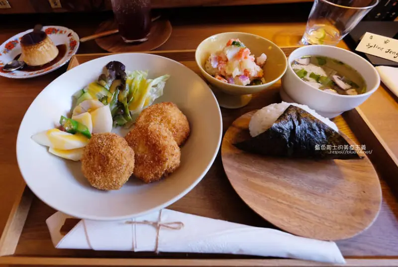 台中南區│一本書店-台中舊城綠川旁的文青書店，家庭手作美食和甜點 - 藍色起士的美食主義