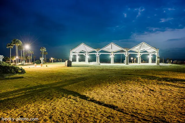 【花蓮】。換上了藍色的布幕，這裡是看不到日落的花蓮海景『七星潭』