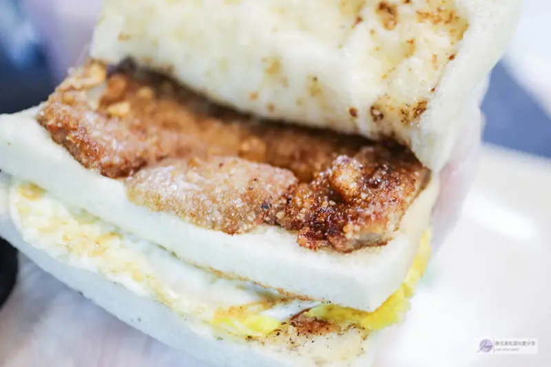 桃園美食-明峯早餐店-高人氣排隊老店隱藏版台式炸豬排三明治/在地人都甘願排隊的銅板美食
