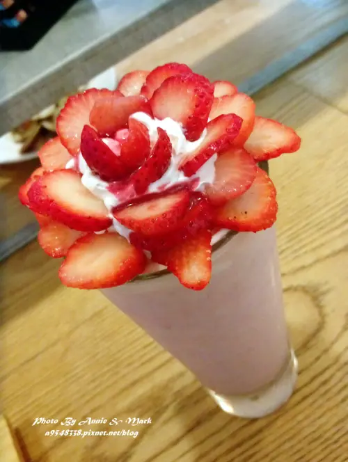 ◎【台中 橋咖啡 bridge cafè 】草莓季提早開戰之~花兒般的草莓飲品..真的很吸睛！
