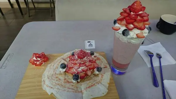 【台中】草莓季就是要大口大口吃草莓花兒，早午餐、橋餅、義式料理、鬆餅、咖啡 一中街人氣餐廳『橋咖啡 Bridge Cafe 』