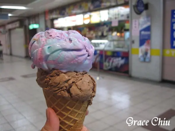 台北地下街杜老爺冰淇淋～好大球，一球25元／二球35元，老闆good job!