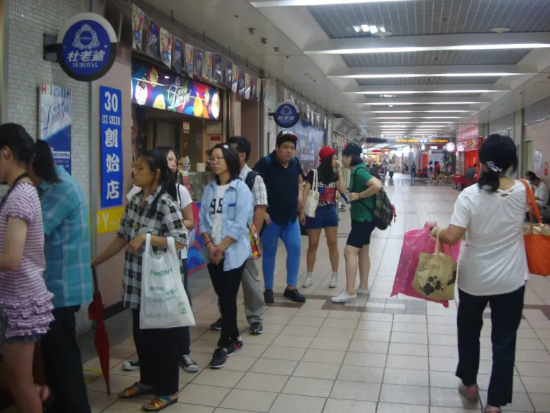 [台北]排隊的冰品：台北地下街超大球的冰淇淋-消暑氣～