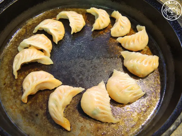 呷飽祙【新竹･鉄喫茶．燒餃子】鐵鍋料理三連發              