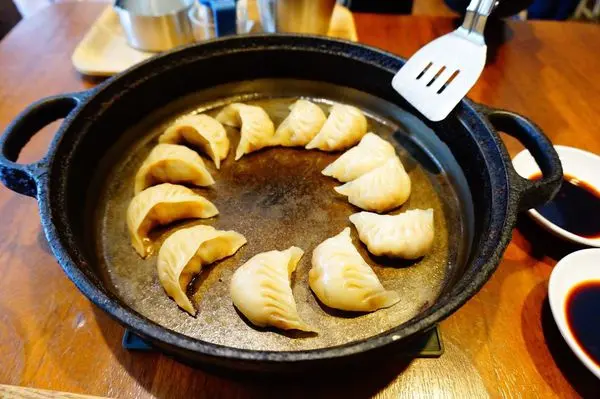 │食記│新竹/鐵喫茶．燒餃子│日式創意鐵鍋料理x用鍋鏟吃餃子✨
