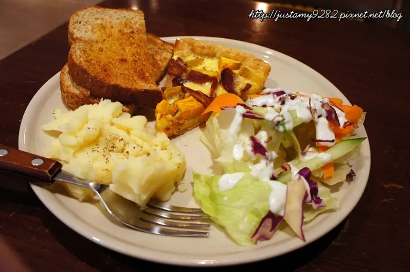 食記 ☞ 台北市/大安區 ▍古栗 Kuri ▍點杯熱呼呼的焦糖瑪奇朵配上簡約的鹹點套餐~ 午後的小確幸就是這麼簡單!!!