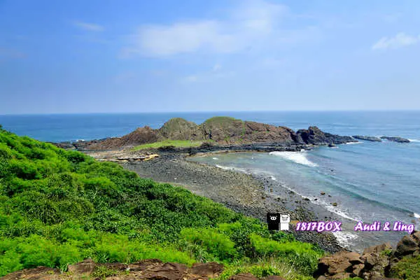 【澎湖。七美】七美嶼燈塔。南滬燈塔。一座深入海面的巨型礁岩。望夫石。澎湖七美旅遊景點