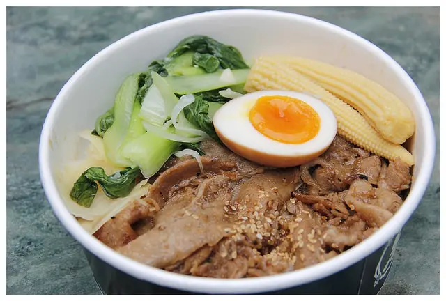 【新北永和】高ＣＰ值小惡魔炭燒牛排姊妹店．外帶日式燒肉便當精緻又美味．限量不熄火牛湯好好喝阿！☀惡燒肉便當☀