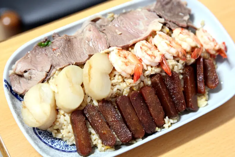 【台南中西區-美食】芯芯要去【佳佳餐飲屋】~極奢華!!!炒飯界的F4:安格斯黑牛。甘貝。烏魚子。大蝦