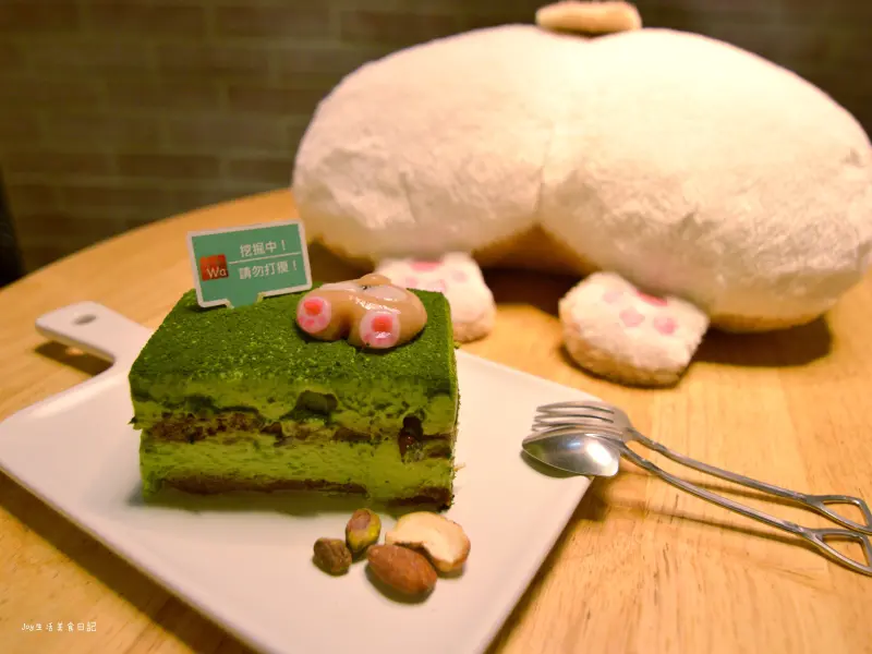 『板橋』義磚義瓦。捷運府中站。店家親和力真的是滿分！餐點又好吃，還有超可愛的柯基屁屁甜點～還是抹茶口味，抹茶控的最愛！