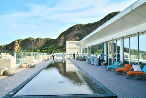 秋蟹季吃萬里蟹鄉 萬里野柳旅行 海鮮大餐 頂樓池畔美景