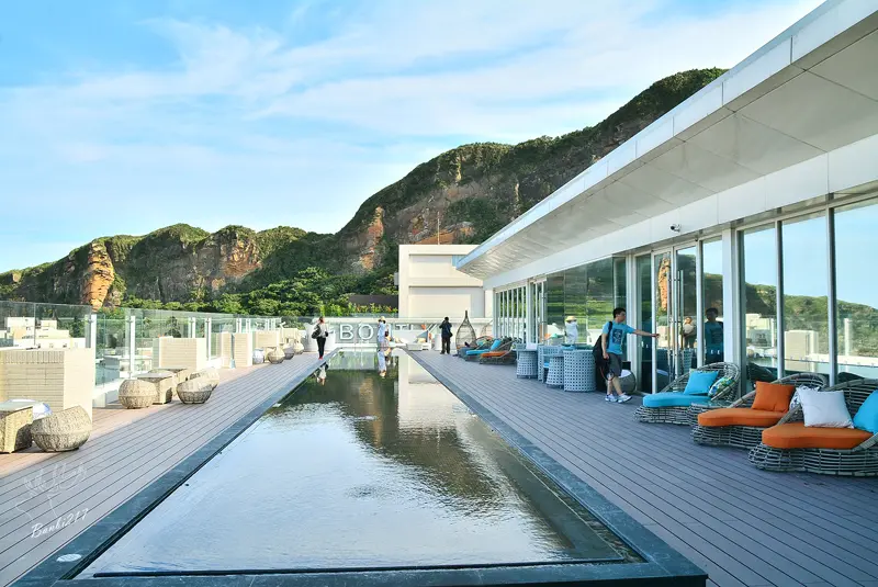 秋蟹季吃萬里蟹鄉 萬里野柳旅行 海鮮大餐 頂樓池畔美景