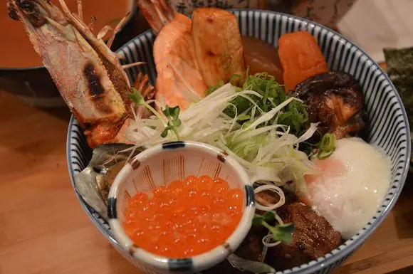 「職人燒肉丼店舖」~~豐富食材令人飽足又滿足