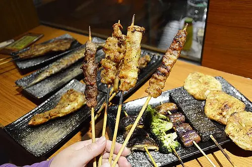 柒串燒屋~~長安東路平價美食．香氣十足的串燒美味．有提供外帶服務