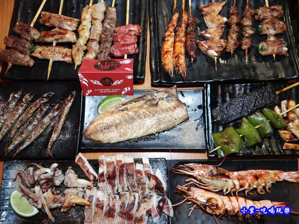 台北平價燒烤美食【柒串燒屋長安店】食尚玩家推薦，15元起銅板價!好吃串燒；2019菜單升級#新鮮海鮮烤物更多囉!3種燒烤風味醬/聚餐/慶生/約會~營業到凌晨2點"深夜食堂"捷運善導