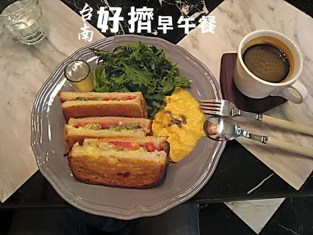 《台南-好擠》有座磚窯現烤麵包的早午餐店