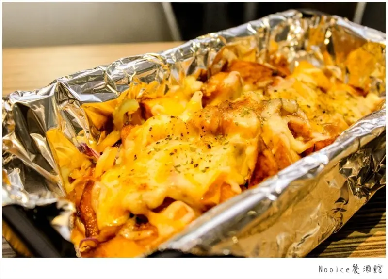 [高雄美食] 讓人口水直流的爆量起司比利時薯條－Nooice餐酒館