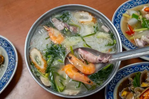 澳底海鮮餐廳 黑白毛海鮮｜食尚玩家推薦 東北角熱門海鮮餐廳，現撈平價海鮮好誘人～ · 算命的說我很愛吃