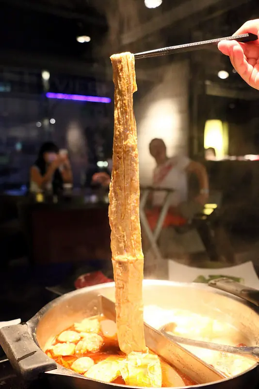 台北。信義～東區火鍋。信義商圈。正宗川辣麻味。麻辣鍋單點吃到飽。七種牛肉任你吃。辛殿麻辣鍋(ATT 4 FUN信義店)（捷運市政府站） 