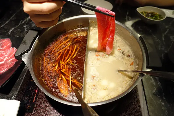 辛殿麻辣鍋ATT 4 FUN信義店，信義區推薦美食，精緻單點吃到飽鴛鴦鍋，高級肉品、哈根達斯、莫凡彼無限供應