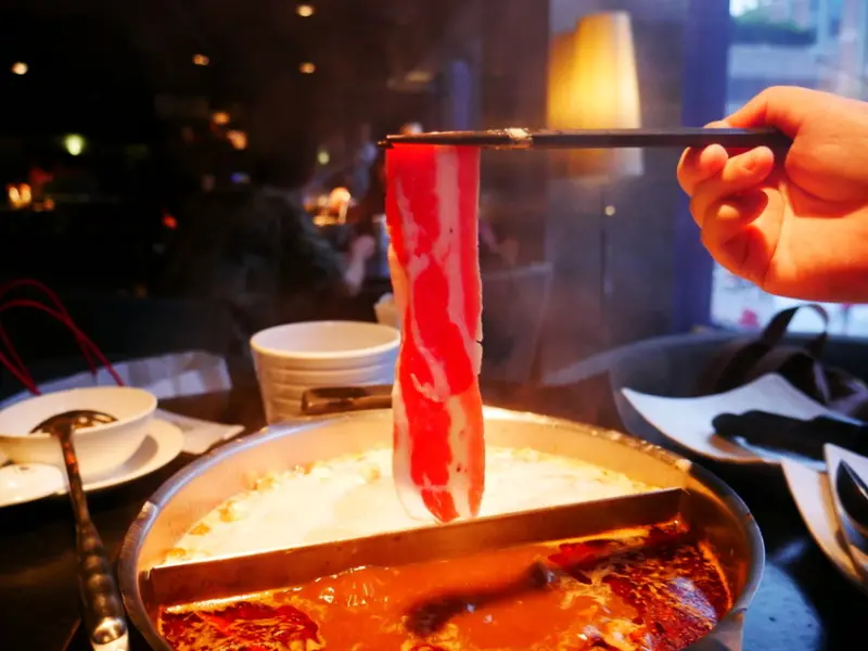 【Angelas日嚐】台北信義區鍋物吃到飽，香麻大紅袍花椒與溫潤豬大骨交織而成的紅白鴛鴦鍋，捷運台北101/世貿站【辛殿麻辣鍋(ATT 4 FUN信義店)】