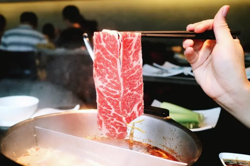 信義區 ATT4FUN χ 辛殿麻辣火鍋 ▎掛保證！心目中排名第一的吃到飽麻辣火鍋 食材乾淨優質、鴨血豆腐爆好吃、服務好