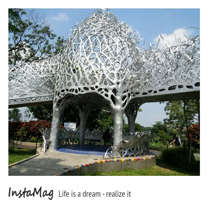  銀白色的捲曲銅片充滿前衛感&鳥巢式設計藝術裝置~月影潭心