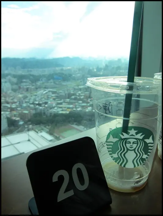 信義區景點：台北101大樓35樓星巴克門市～用一杯咖啡買下台北盆地