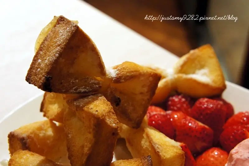 食記 ☞ ATT 4 Fun ▍樂昂 Love one ▍少女心被征服!!! 超可愛領結蜜糖吐司❤ 不僅可愛~ 還好好吃!!!