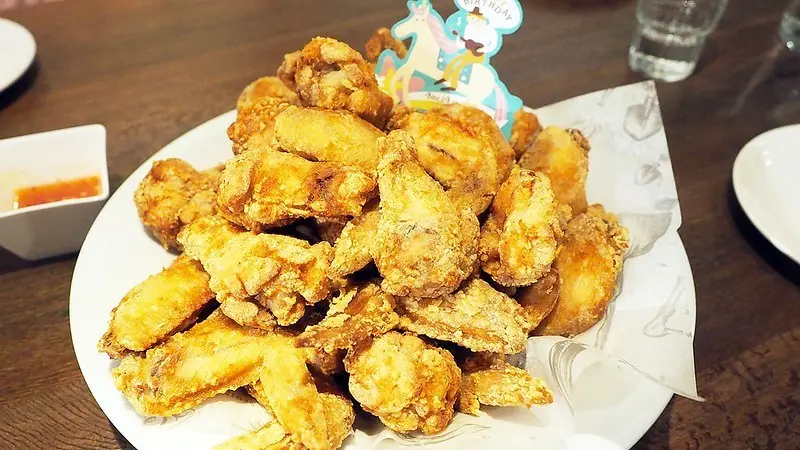 【高雄│苓雅】生日壽星有福了！免費炸雞翅吃起來！薄多義義式手工披薩 高雄文橫店│超有誠意的雞翅山！