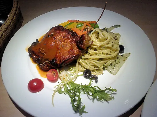 左飲右食-苓雅區青年一路1號2樓