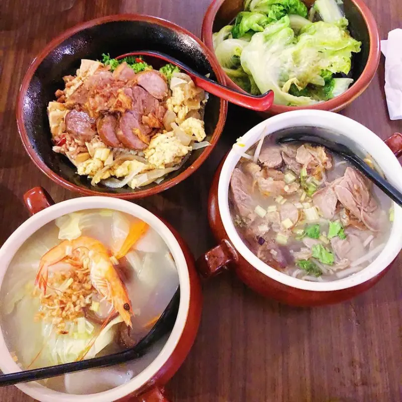 [台北小吃]「甕仔麵」好麵沉甕裡/可愛又特別的甕仔麵~湯頭濃郁又美味/內用還有免費酸梅湯跟茶葉~ 鶯歌陶瓷老街