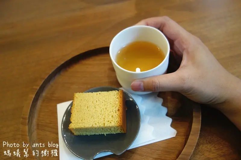 微熱山丘|南投是最知名人潮聚集景點！清新高雅內用區，藍綠色清涼感內用區，改試吃蜂蜜蛋糕。