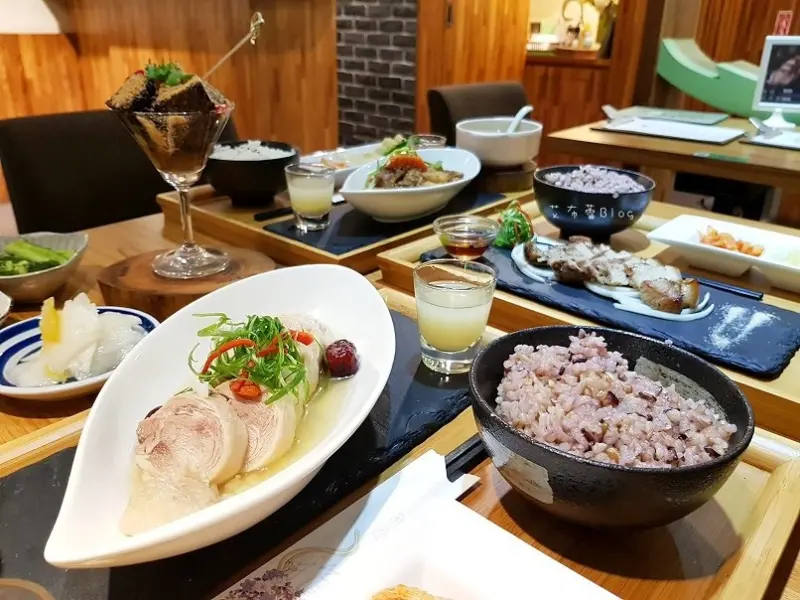 《高雄美食》日光徐徐（七賢店）❤晚餐開賣囉~~~飲料、湯品無限暢飲！！