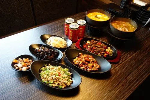 [信義威秀]有四川香鍋、台灣熱炒和好音樂的時尚快炒店-小川台灣居酒館 