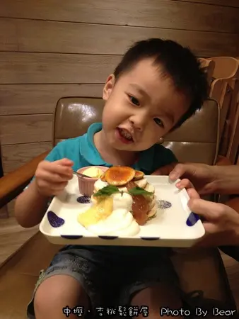 【美食】「中壢．冒著肥滋滋的風險也要來朝聖之UZNA OMOM 杏桃鬆餅屋(大江店)」