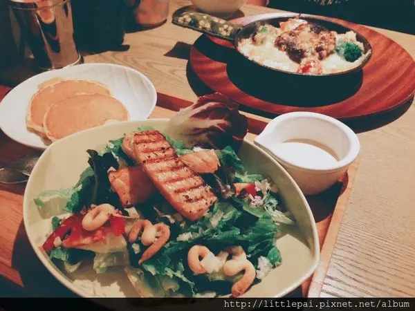 [桃園 x 美食] 杏桃鬆餅屋 大江店三訪 // 起司鮭魚凱薩沙拉/起司漢堡排/餐點好吃 抹茶拿鐵好喝~一整個舒服!!