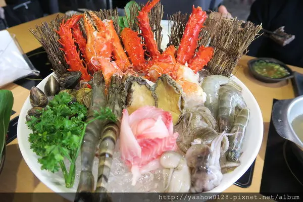 台中西區。。三道一鍋日式極品涮涮鍋~~原味湯頭，不加過多調味料，喝的安心~~新上市帝王蟹海鮮鍋和極黑雪花和牛鍋，現有優惠價格，想嚐鮮的不要錯過了~~