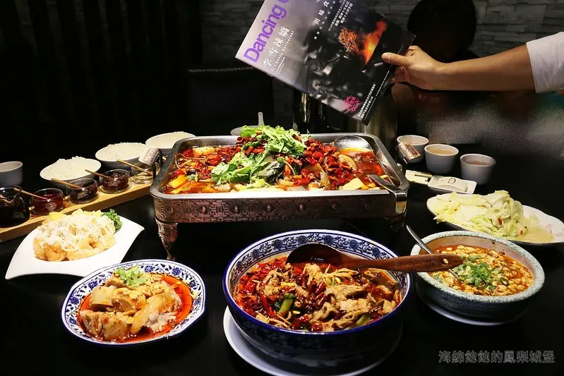 台北四川料理『李雪辣嬌川味食府(內湖店)』內科美食，重慶香辣貴妃烤魚，水煮牛肉，口水雞，麻婆豆腐，菜單價位，包廂，辣椒禮盒(捷運文德站/港墘站)