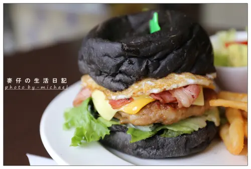 【吃-新北市永和】肥屬人不罷休的包肥早午餐~黑豬堡好威鐵鍋香腸必點 / GOODYO cafe古迪歐咖啡-麥仔の生活日記