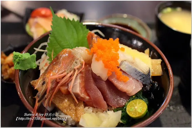 【新北板橋】八坂丼屋（板橋遠百店）。丼飯選擇多，要生食、熟食任君搭配