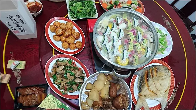 《捷運板南線/龍山寺站美食》大年初二回娘家~萬華龍山寺廣州街夜市&小南鄭記碗粿&兩喜號魷魚焿&龍都麥角牛乳冰&李家燒雞腳滷味