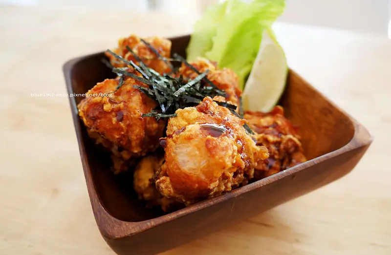 【台中早午餐美食推薦】大喜Joyful Cafe - 木質調裝潢裡加了些許活潑色彩.明亮舒適的空間.很適合拍照.有用心的料理和親切的老闆娘