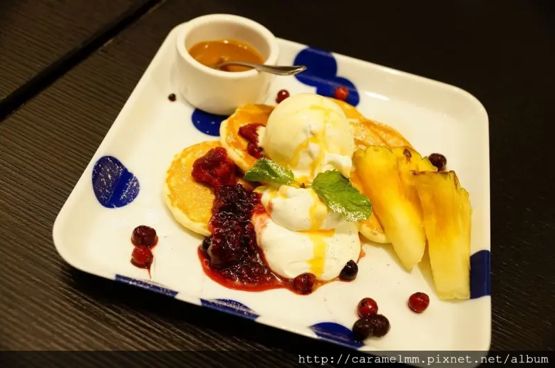 【台北信義】杏桃鬆餅屋UZNA OMOM 來自日本原宿的幸福滋味 濃郁奶油麵粉清香的美式扁圓形鬆餅 多種佐料搭配　阪急店/市政府捷運站/市府轉運站