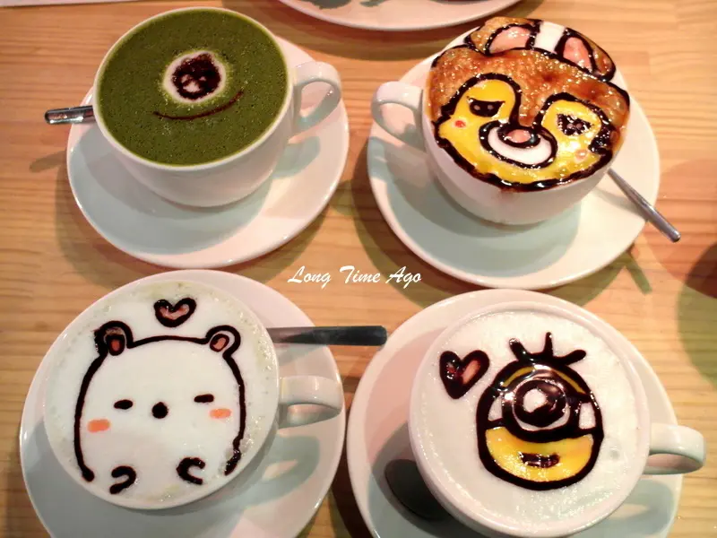 【台北東區】Longtimeago Cafe文創互動咖啡館！超可愛小小兵、大眼仔、走樣的蒂蒂拉花咖啡！楊丞琳電影極光之愛拍攝景點！(有包廂)