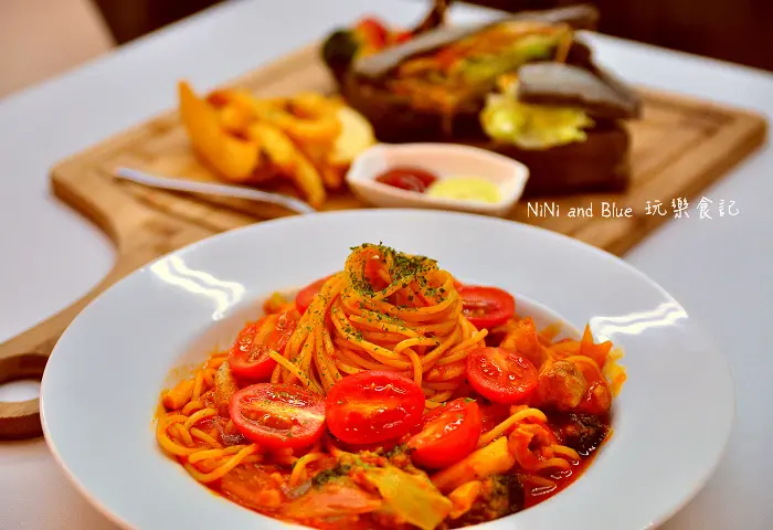 【台中美食】逢甲商圈平價簡餐店，Whos TEA鬍子茶複合茶飲，推薦巧克力黑鬍子奶茶和類似霍格華茲奶油啤酒的白鬍子啤酒。桌遊聊天好地方