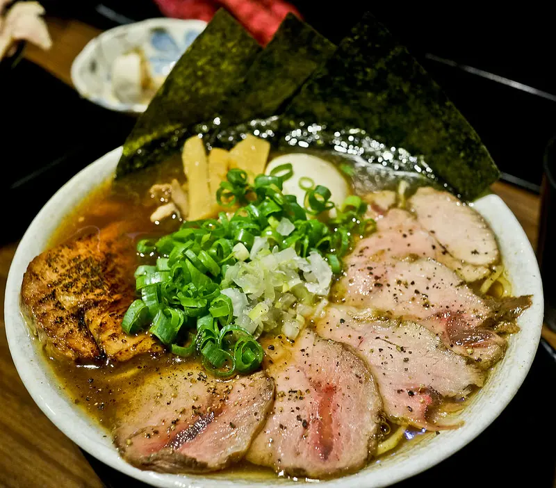 台北 捷運小巨蛋站 叉燒好吃到亂七八糟的 鷹流東京醤油ラーメン【蘭丸RANMARU】