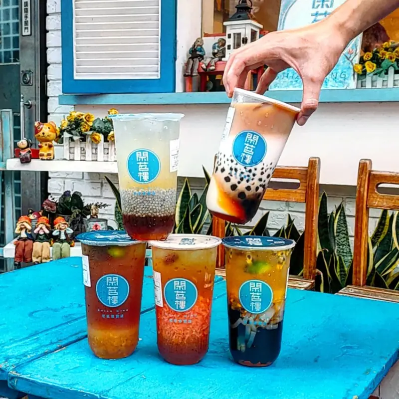 New Taipei, Taiwan 閑茗樓/ 獲得2019年台灣奶茶節銅賞「閑茗樓」就連下雨天，也好多人來買飲料😎