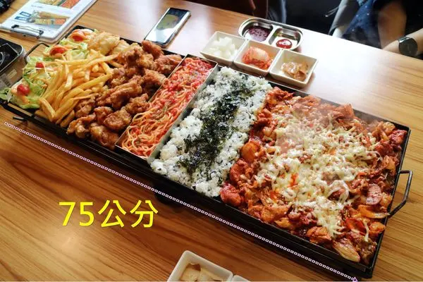 高雄左營區=<食>Im kimchi~誰能比你長?＊75公分讓你吃遍韓式料理的口味＊好吃好拍又好玩＊高雄韓式推薦＊近捷運站=